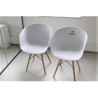 2 design witte pvc stoelen